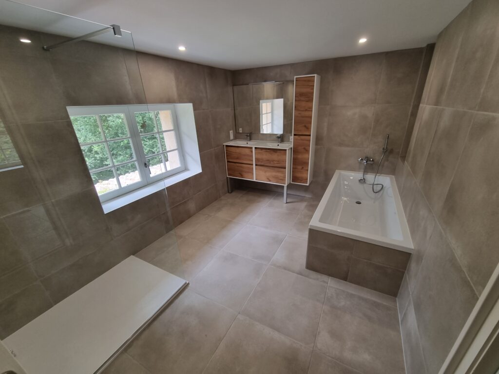 Salle de bain réalisée par l'Artisan Clé, entreprise de BTP à Vaissac