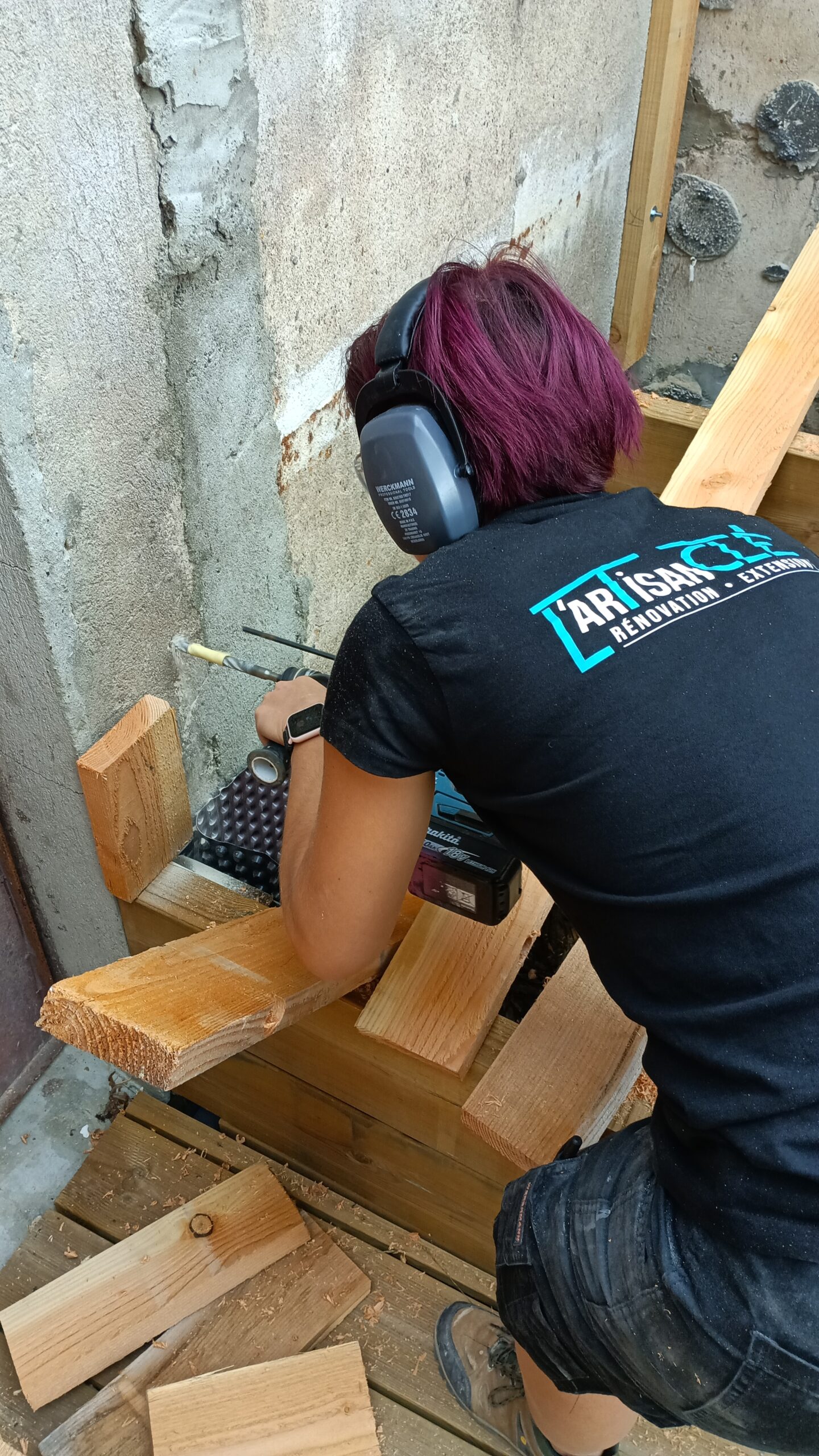 Bardage en bois et toiture en métal réalisés par l'Artisan Clé, entreprise de BTP à Vaissac