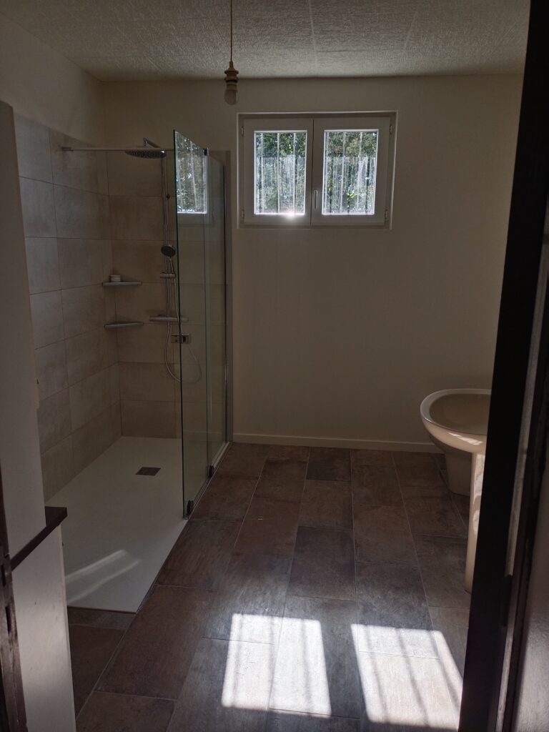 Salle de bain réalisée par l'Artisan Clé, entreprise de BTP à Vaissac